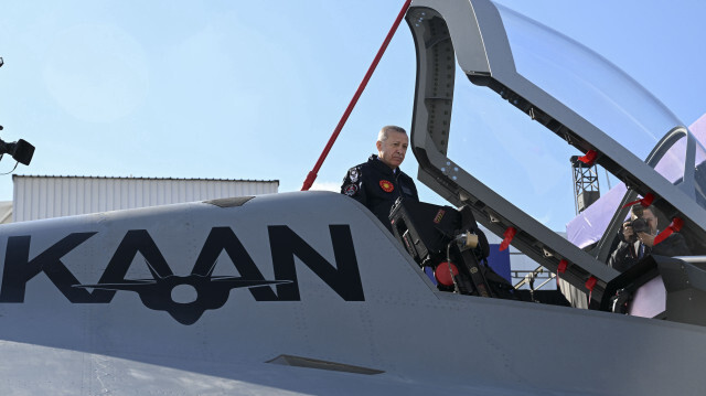 Le Président turc, Recep Tayyip Erdogan, montant à bord du KAAN. Crédit photo: AGENCE ANADOLU