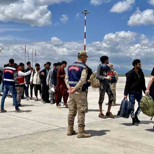 Ağrı’da 227 Afgan göçmen sınır dışı edildi