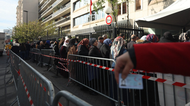 Les électeurs Franco-Turcs devant le Consulat général de Türkiye à Paris, en France, lors des élections présidentielle et législatives turques. Crédit photo: AGENCE ANADOLU