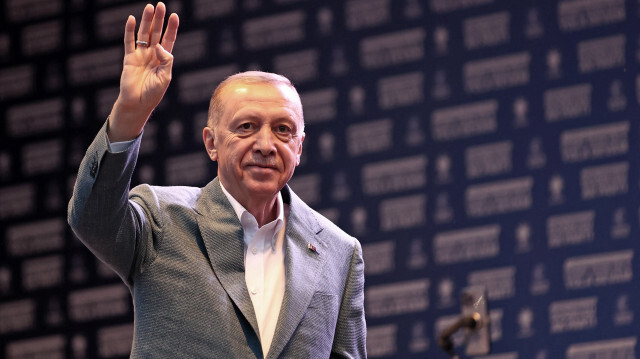 Le Président de la République de Türkiye, Recep Tayyip Erdogan, salue la foule lors d'un meeting électoral à Adana, en Türkiye, le 9 mai 2023. Crédit photo: AGENCE ANADOLU