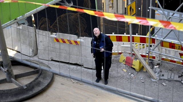 Un policier finlandais se tient sur les lieux de l'accident. Crédit Photo: Jussi Nukari / Lehtikuva / AFP