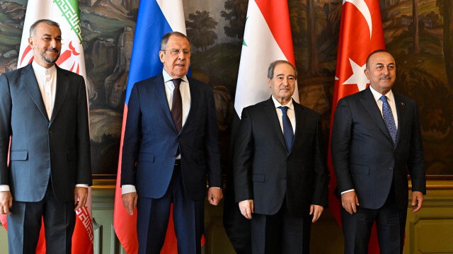 Les ministres des Affaires étrangères iranien, Hossein Amir Abdullahiyan, russe, Sergey Lavrov, syrien, Faisal al-Mikdad et turc, Mevlut Cavusoglu, lors de la rencontre quadripartite de Moscou, le 10 mai 2023. Crédit photo: AGENCE ANADOLU