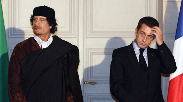 L'ancien chef d'Etat libyen déchu, feu Muammar Khadafi (D) et l'ancien président français Nicholas Sarkozy (G).  Crédit Photo: Patrick KOVARIK / POOL / AFP