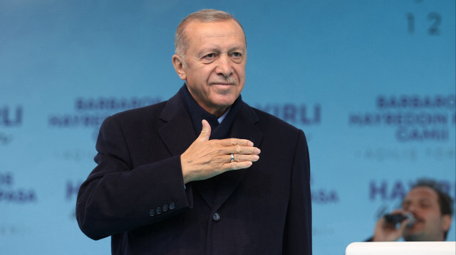 Le Président turc, Recep Tayyip Erdogan, salue la foule lors de la cérémonie d'ouverture de la mosquée Barbaros Hayrettin Pacha à Istanbul, en Türkiye, le 12 mai 2023. Crédit photo: AGENCE ANADOLU