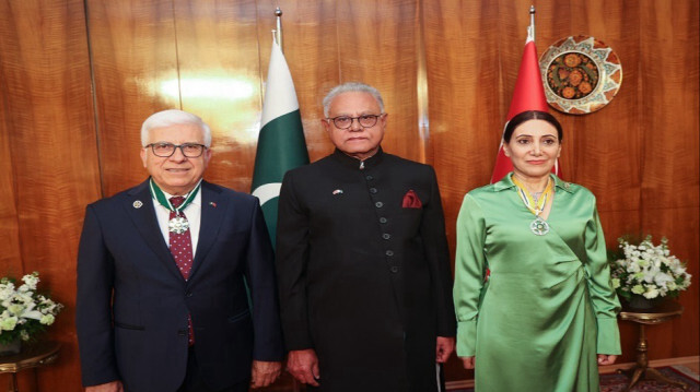 Le consul général honoraire du Pakistan, Cahit Yasar Eren, l'ambassadeur du Pakistan en Türkiye, Yousaf Junaid et la professeure, Asuman Belen Ozcan. Crédit photo: AA