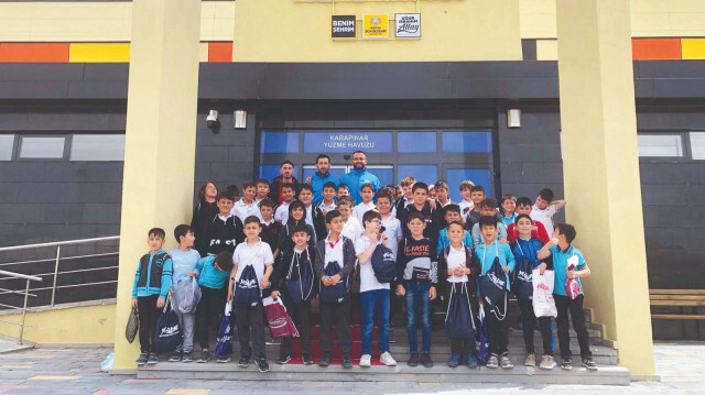 “Spor Konya” tarafından ilkokul 3. sınıf öğrencilerine yönelik düzenlenen “Yüzme Bilmeyen Kalmasın” projesi.