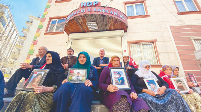 Çocukları terör örgütü PKK mensuplarınca kandırılarak dağa kaçırılan Diyarbakır Anneleri, Anneler Günü’nü buruk geçiriyor. 