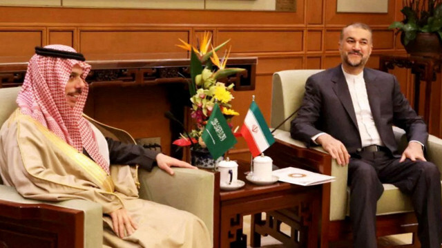 Le ministre saoudien des Affaires étrangères, le prince Faisal bin Farhan et son homologue iranien, Hossein Amir-Abdollahian. Crédit Photo: Iranian Foreign Ministry / AFP

