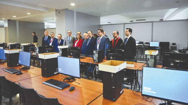 Yüksek Seçim Kurulu Başkanı Ahmet Yener, ATO Congresium’da muhafaza edilen yurt dışı
oylara yönelik tedbirleri yerinde inceledi.