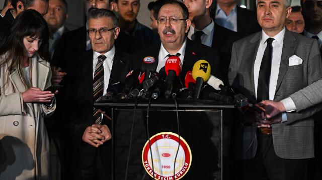 Le chef de la Commission électorale suprême turque, Ahmet Yener, tient une conférence de presse sur les résultats des élections présidentielles et parlementaires du 14 mai à Ankara, en Türkiye, le 14 mai 2023.