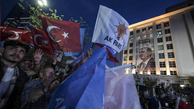Cumhurbaşkanı ve 28. Dönem Milletvekili Genel Seçimleri'nde oy verme işleminin tamamlanmasının ardından bazı AK Partili vatandaşlar parti genel merkezine geldi.