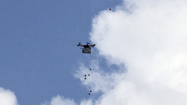 Un drone israélien largue des grenades anti-émeutes lors d'affrontements entre les Palestiniens et les forces de sécurité israéliennes le long de la frontière entre Gaza et Israël. Crédit photo: MOHAMMED ABED / AFP / ARCHIVE