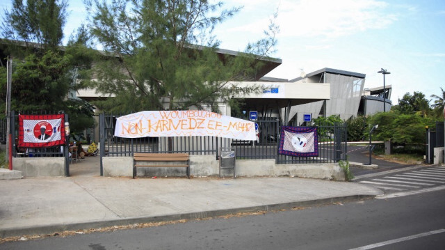 Un centre hospitalier de Mayotte alors que les membres de plusieurs collectifs occupent l'institution pour dénoncer la réticence des autorités comoriennes à accepter les personnes expulsées du territoire dans le cadre de l'opération "Wuambushu", à Mamoudzou. Crédit Photo: Chafion MADI / AFP