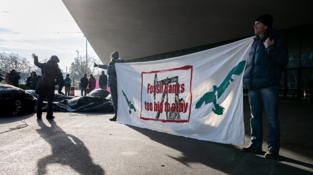 Des militants pour le climat manifestent devant l'assemblée générale des actionnaires de la banque UBS. Crédit photo: TOBIAS SCHWARZ / AFP / ARCHIVE