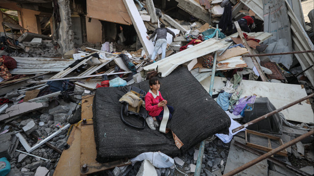 Des personnes ramassent des affaires dans leur maison détruite après les attaques israéliennes dans les districts de Zeitoun et Shuja'iyya de la ville de Gaza, le 13 mai 2023. Crédit photo: AGENCE ANADOLU