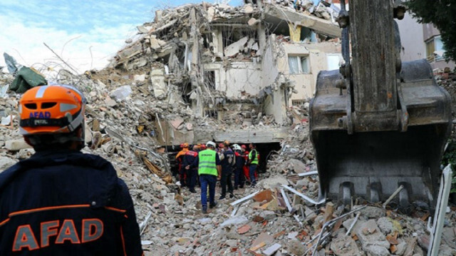 CHP'li İzmir Büyükşehir Belediyesi, depremzede vatandaştan ikamet ettiği evi boşaltmasını istedi.