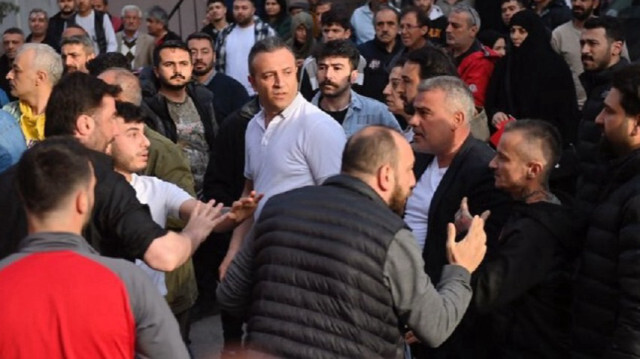 Beyoğlu Belediye Başkanı Haydar Ali Yıldız'a CHP'li ve DHKP/C'li bir grup saldırdı. 