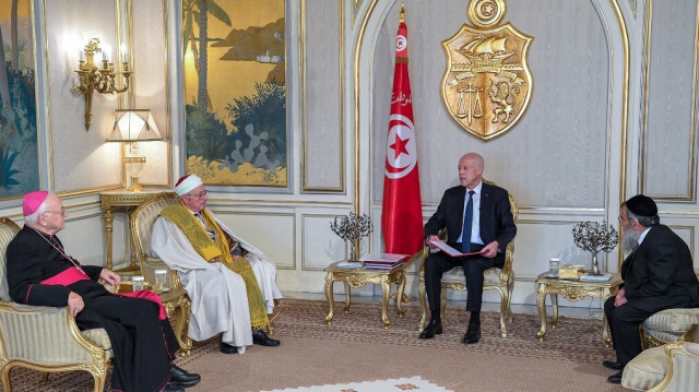 Le président tunisien Kais Saied avec l'évêque de son pays, Ilario Antoniazzi, le grand rabbin, Bitten Haiem et le mufti Hichem Ben Mahmoud au palais de Carthage à Tunis. Crédit Photo: PRÉSIDENCE TUNISIENNE / AFP