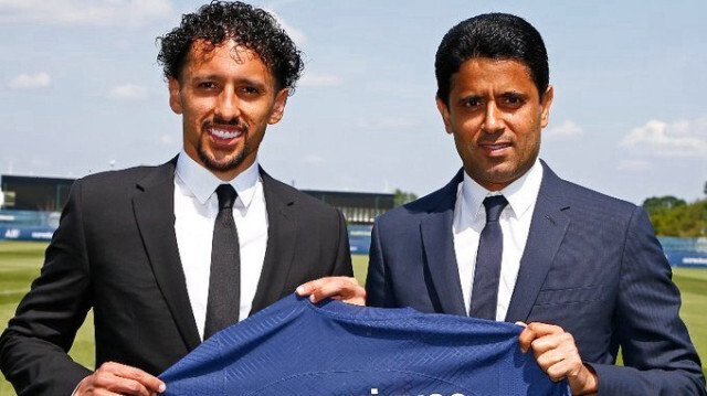 PSG Başkanı Nasır el-Halifi, Marquinhos ile el sıkıştı. 