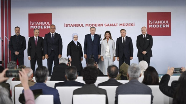 Cumhurbaşkanı Recep Tayyip Erdoğan ve eşi Emine Erdoğan, 4 Mayıs'tan itibaren yeni binasında ziyaretçilerini ağırlamaya başlayan İstanbul Modern Sanat Müzesi'ne ziyarette bulundu. 