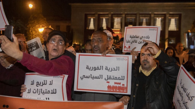 Les Marocains participent à une manifestation contre le coût élevé de la vie à Rabat, la capitale du Maroc. Crédit Photo: STR / AFP