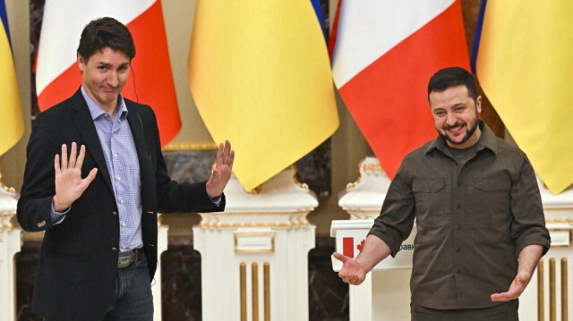 Le Premier ministre canadien Justin Trudeau (G) et le président ukrainien Volodymyr Zelensky (D). Crédit Photo: Sergei SUPINSKY / AFP
