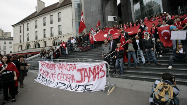 Des membres de la communauté turque en France qui manifestent contre le terrorisme du PKK. Crédit Photo:  ALEXANDER KLEIN / AFP/ ARCHIVES