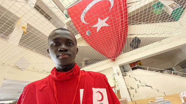 Abdoul Bassıt Sana, un étudiant africain de 23 ans venu en Türkiye pour suivre des études universitaires, a été surpris par les tremblements de terre survenus à Kahramanmaraş le 6 février dans le dortoir où il logeait. Crédit photo: AA