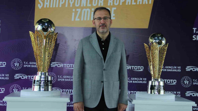 Bakan Kasapoğlu kupalarla birlikte basının karşısına geçti. 
