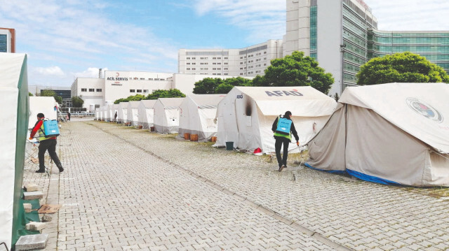 Malatya’da çadır ve konteyner kentlerde dezenfeksiyon ve haşere ile mücadele çalışması yapılıyor.