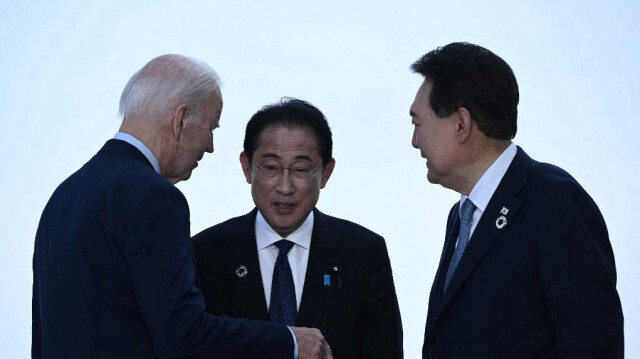 Le président américain Joe Biden, le premier ministre japonais Fumio Kishida et le président sud-coréen Yoon Suk Yeol. Crédit photo: Brendan SMIALOWSKI / AFP