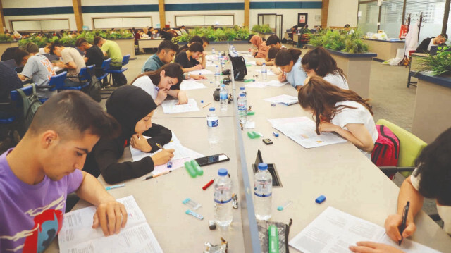 Gaziantep Şehitkamil Belediyesi öğrencilere verdiği ücretsiz Yükseköğretim Kurumları Sınavı (YKS) deneme sınavı sözünü yerine getirdi. 
