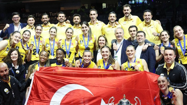 VakıfBank takımı zafer pozunu Türk bayrağıyla verdi. 