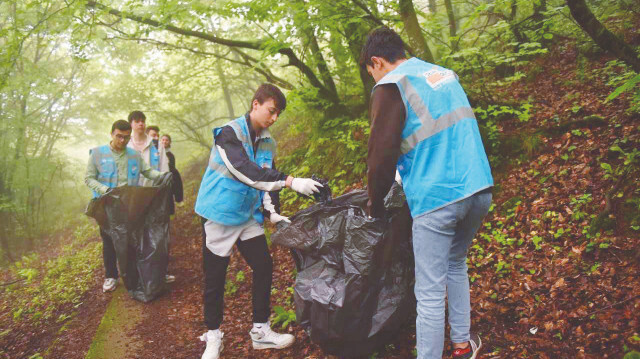 Yıldırım Belediye'li gençler, Zeyniler Su Yolu bölgesinde çöp topladı. 