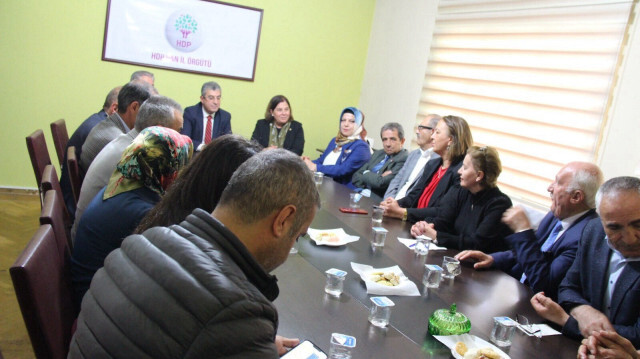 CHP’li heyet Van’da HDP ile kol kola Kılıçdaroğlu için seçmenden oy istiyor