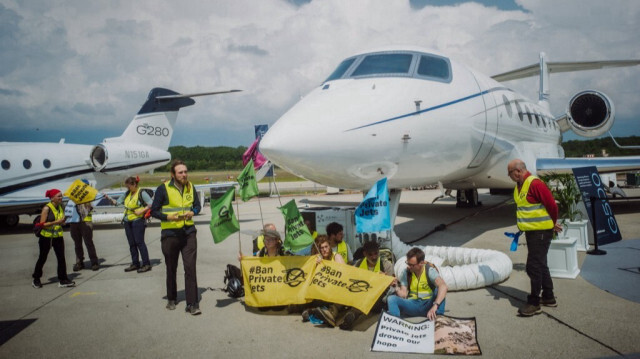 Des dizaines de militants pour le climat ont bloqué un jet privé à l'aéroport de Genève en Suisse. Crédit photo: THOMAS WOLF / GREENPEACE / AFP