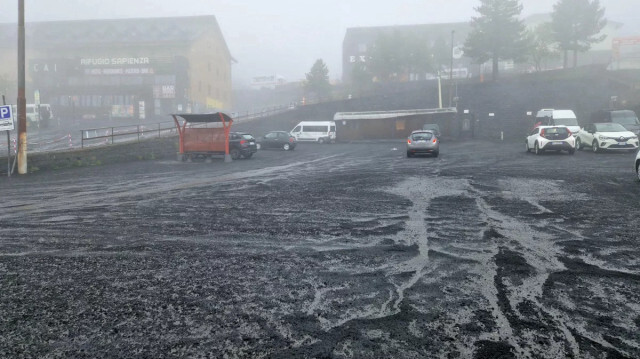 Etna Yanardağ'ı yeniden faaliyete geçti. 