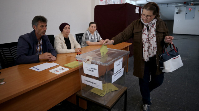 Yurt dışında yaşayan Türkler seçimlerin ikinci turu için oy kullanıyor.