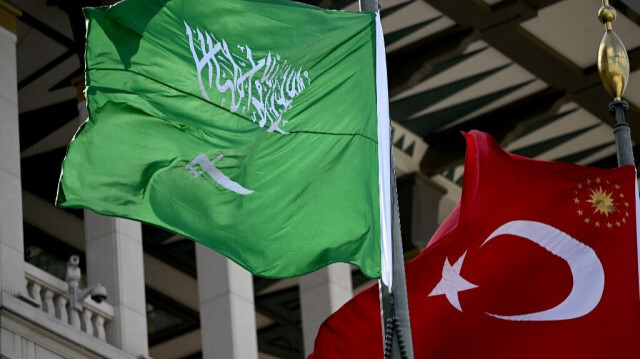 Les drapeaux nationaux de l'Arabie saoudite et de la Turkiye. Crédit photo: OZAN KOSE / AFP / ARCHIVE