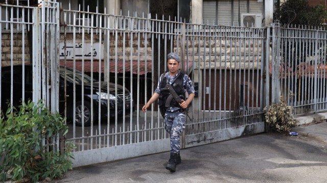 Un officier monte la garde devant le palais de justice où le directeur de la banque centrale libanaise, Riad Salameh, a été interrogé, à Beyrouth au Liban. Crédit photo: ANWAR AMRO / AFP