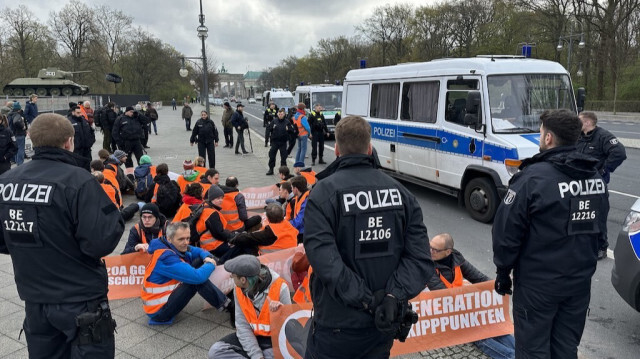 Des activistes environnementaux du groupe Dernière Génération manifestent dans les rues de Berlin en Allemagne. Crédit photo: AGENCE ANADOLU