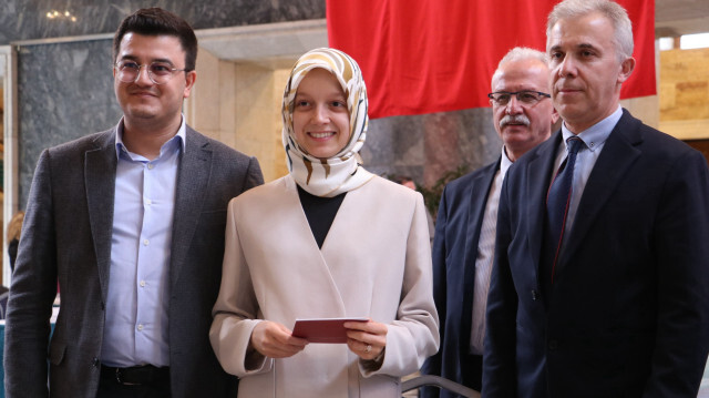 Zehranur Aydemir'in eşi Ömer Faruk Aydemir ise 2 ay önce evlendiklerini, adaylığın ortak kararları olduğunu ve eşine çalışmalarında destek olacağını söyledi.