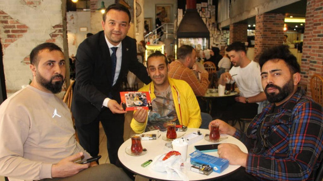 MHP Bolu İl Başkanı İlhan Durak, gençlerin yoğun olarak oturduğu kafelerde Türkiye Yüzyılına sahip çıkmak için gençlerle buluştu. 