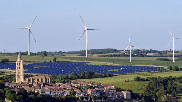 Des éoliennes et un parc solaire situés à Toulouse, en France. Crédit photo: REMY GABALDA / AFP / ARCHIVE