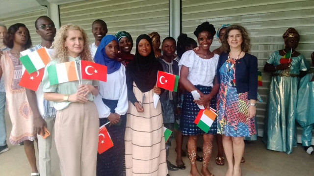 L’ambassadrice de Türkiye en Côte d’Ivoire, Deniz Erdogan Barim, et des étudiants ivoiriens et turcs. Crédit Photo: AA