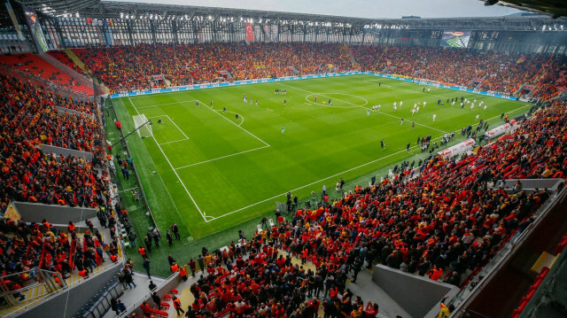 Gürsel Aksel Stadyumu'nda daha önce 2020-21 sezonu Türkiye Kupası finali oynanmıştı. Beşiktaş finalde Antalyaspor'u mağlup ederek kupaya uzanmıştı.