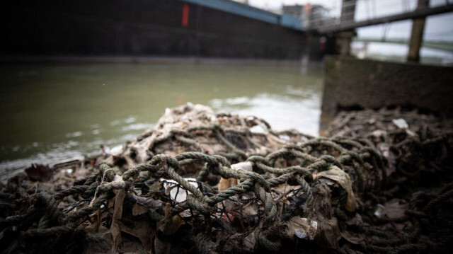 Un filet à déchets à la sortie d'un canal d'évacuation des eaux pluviales, à Rouen en France. Crédit photo: LOU BENOIST / AFP