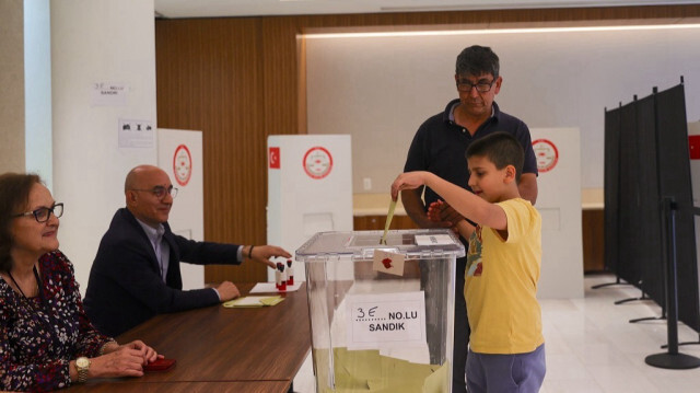 Un citoyen turc vivant à l'étranger votant pour le second tour de l'élection présidentielle turque à New York. Crédit photo: AA