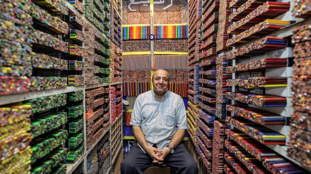 Le vendeur de crayons de couleur au Grand Bazar de Téhéran en Iran, Mohammad Rafi. Crédit photo: ATTA KENARE / AFP