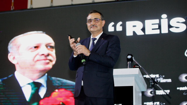 Cumhurbaşkanı Recep Tayyip Erdoğan, Eskişehir'de Enerji ve Tabii Kaynaklar Bakanı Fatih Dönmez'in de iştirak ettiği "Reis'e Vefa Buluşması"na telefon bağlantısıyla katıldı.